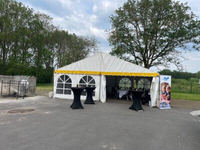 Totaalcatering tent met statafels