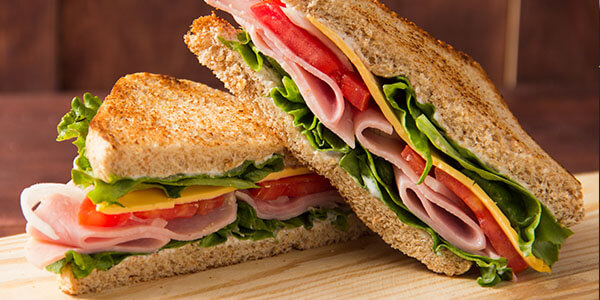 Lunchschaal met diverse sandwiches
